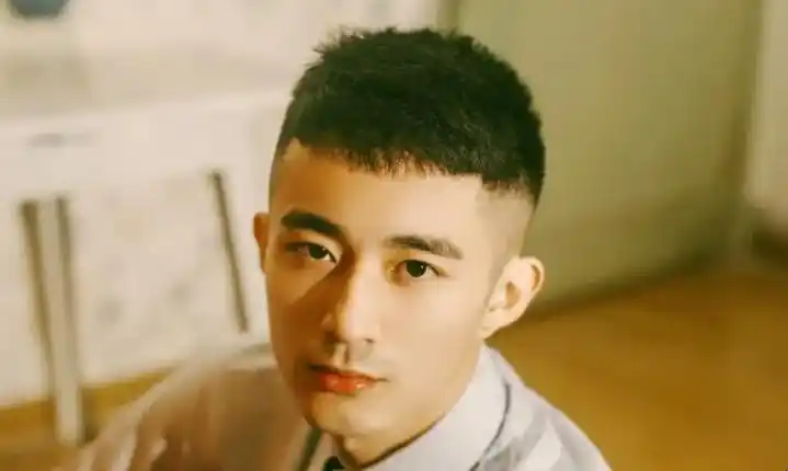 1短发:自然卷的男生适合短发,而且短度最好在半个卷那边,这样会让你