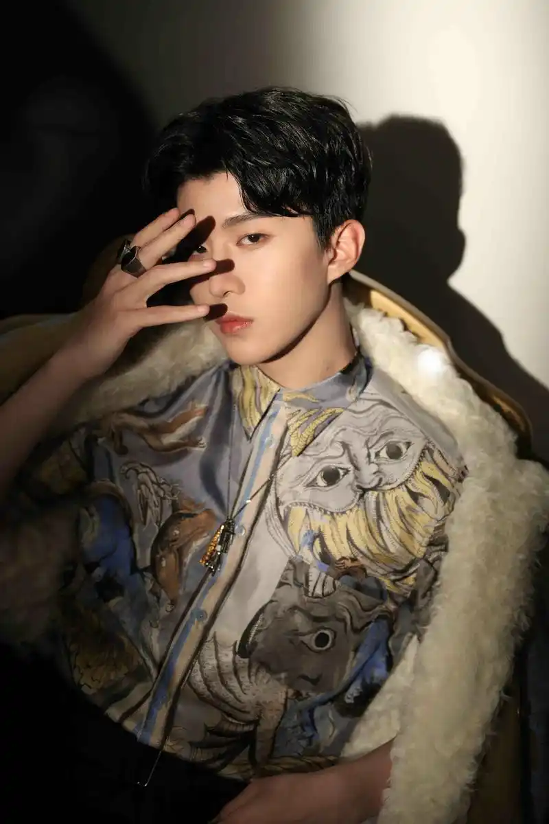 范丞丞亮相巴黎时装周印花造型尽显青春本色