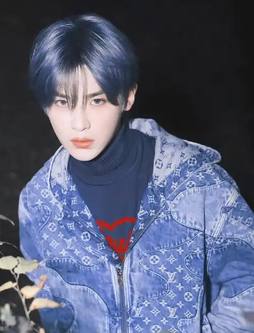 黄明昊秘境花园大片##黄明昊烟雾蓝发#救救,,我们小贾的雾霾蓝发色也