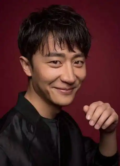 黄轩本就不是专业学表演的,再加上成为演员后的经历可谓是一波多折,让