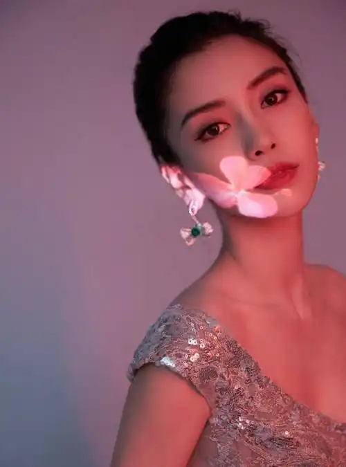 baby穿雾色流星裙仙气十足 ,深v造型秀时尚身材_杨颖_漂亮_魅力