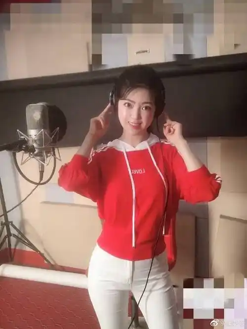 甜歌天后任妙音晒最新美照,一身红白配青春活力十足!_手机搜狐网