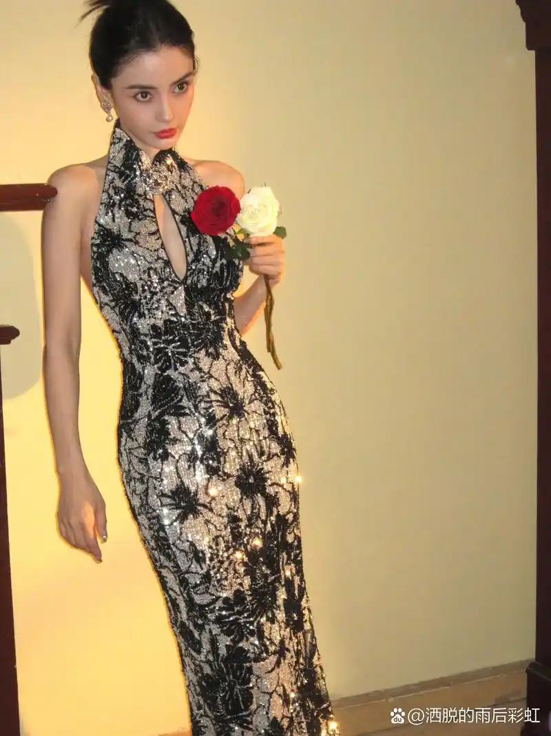 angelababy亮相上海时装周,沉寂多时的她重返红毯,深v旗袍礼服大秀