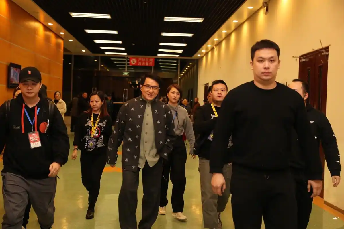 吴京夫妇同框营业,拉上成龙合拍终于不是人形立牌,妻子红裙美艳