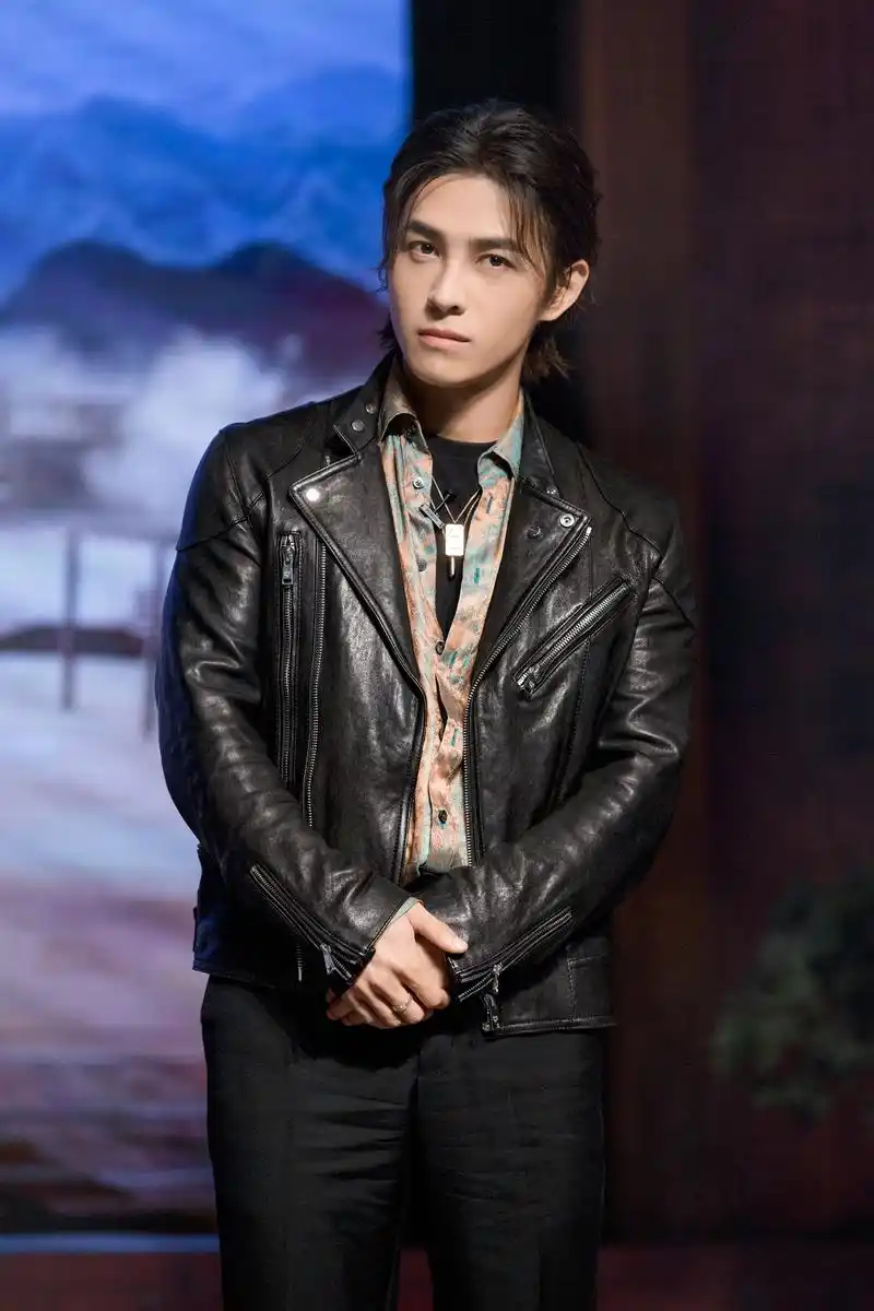 欢娱影视演员洪尧化身雅痞绅士亮相《烈火军校》粉丝见面会,剧中饰演