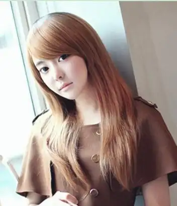 长长的直发发型款款落于背部,散发出满满的唯美迷人气息