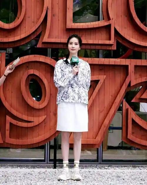 刘诗诗出席活动新造型,白色直筒裙搭配印花外套和辫子,清爽又减龄!