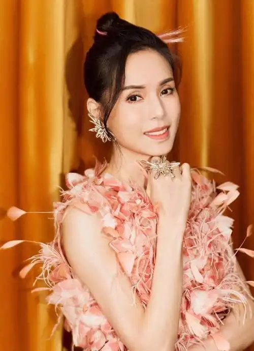 演员李若彤,和富商同居10年被分手,56岁结婚靠缘分