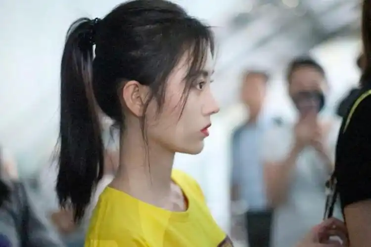 四千年美少女鞠婧祎现身机场侧颜美上天