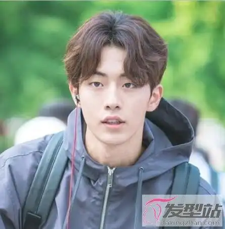 男士中分发型烫发时尚感满满很有亲和力