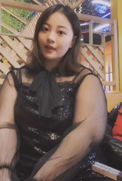 照片中的这位小姐姐就是本文的主人公了,大家看到她的第一眼,肯定都