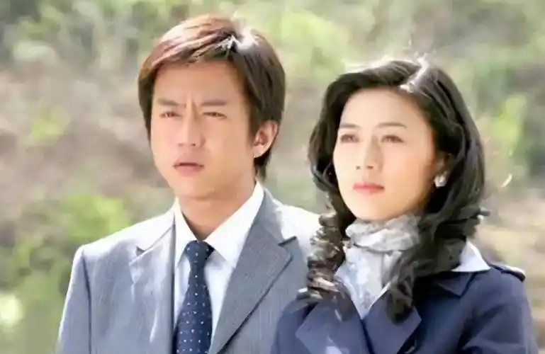 在与邓超合作的电视剧《女人不哭》中,两人饰演了一对经历重重磨难