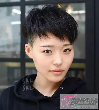 女生侧面剃短发 个性洒脱诠释中性风