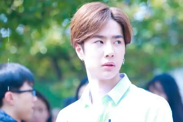 王一博被初中同学爆料,13岁就教人跳舞,全校最帅!