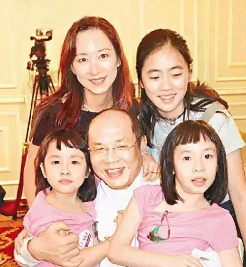 她被称为最矮港姐,生三女被前夫抛弃,二婚被宠小公主