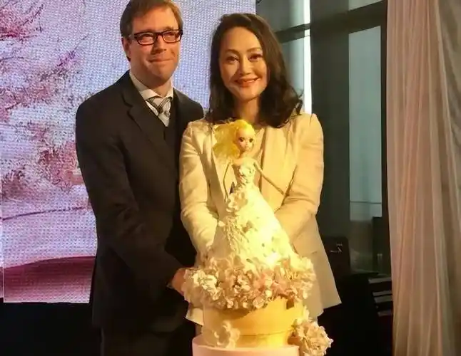 宋佳:丈夫身患重病后,她离婚弃夫远走,55岁再婚嫁比利时富豪_张学津