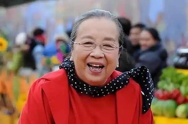 李明启是一位资深的女演员,曾经在《还珠格格》中扮演过容嬷嬷这个