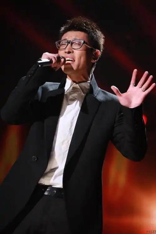 这是中国好声音上唱歌的吧?谁知道他是谁?