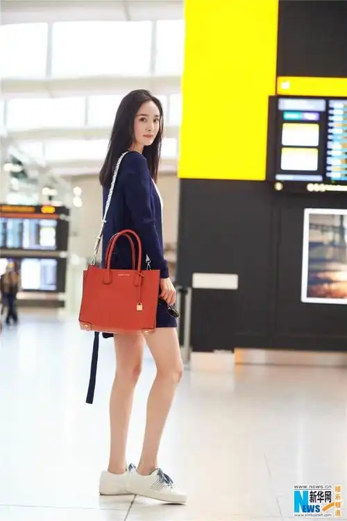 杨幂机场街拍玩转休闲风 造型活泼不失活力