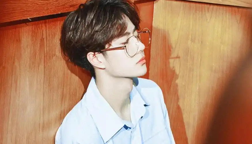 暖心男孩王一博休闲衬衫写真,高清壁纸图片,大陆明星-回车桌面