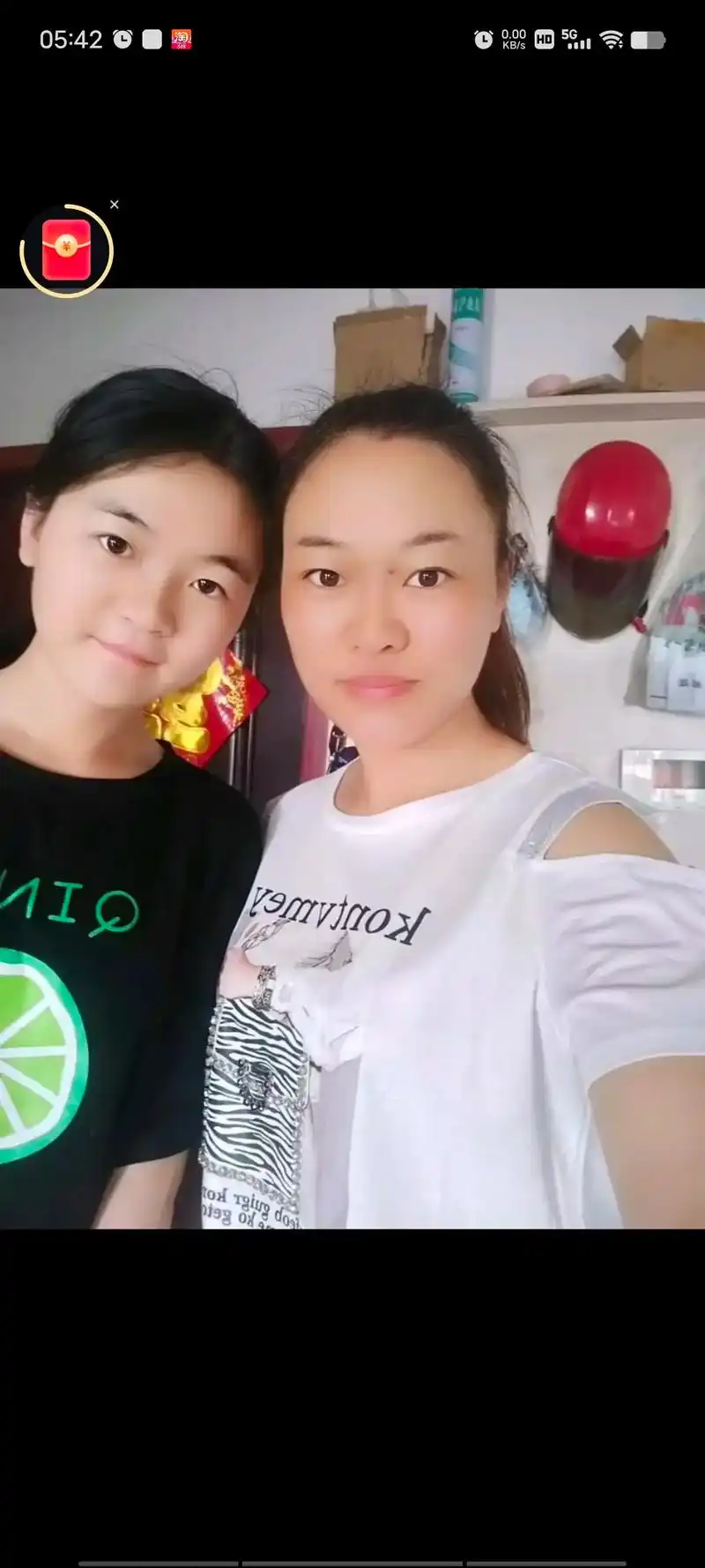 今天是女儿高考的第二天,带她出去吃了个饭,女儿给我和儿子拍的照片