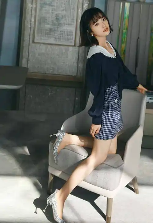 接着,下搭一条黑白色的格纹半身裙,脚上穿银色的高跟鞋,衬得沈月看