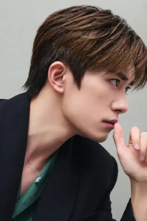 易烊千玺黑西装绿衬衫#今日份新鲜的帅气千玺来咯一袭简约质感西装