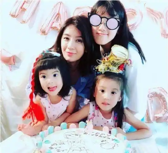 贾静雯庆46岁生日,与柯佳嬿等明星合影,许愿后发放2000多元红包_寇