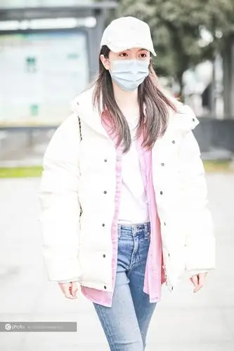 街拍赵今麦白色羽绒服粉色衬衫牛仔裤厚底靴棒球帽甜美活力