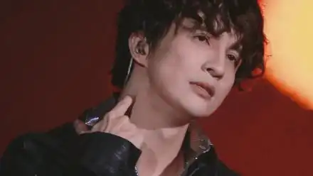 薛之谦深情演绎《刚刚好》 卷毛造型慵懒不失帅气