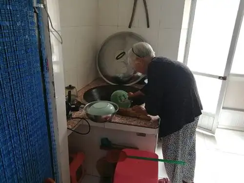 92岁高龄的老母亲在做饭