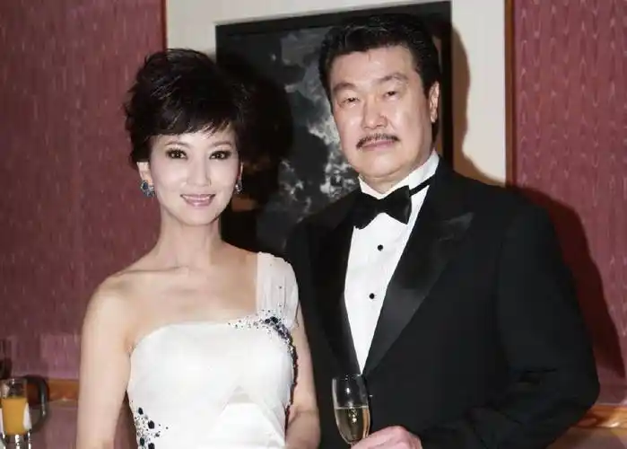 若说赵雅芝是人生赢家,那她71岁的老公更让人羡慕_黄锦燊_胡子_婚姻