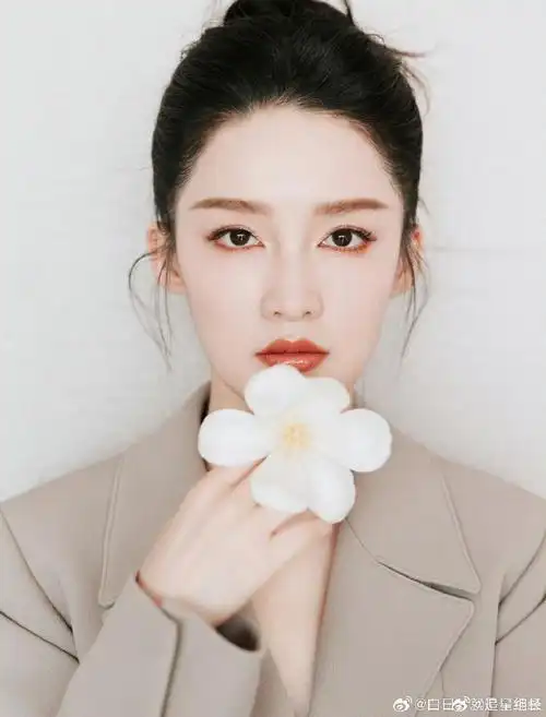 身材超好,肤白貌美,笑容还特别甜特别美,真的是不可多得的好演员@李沁