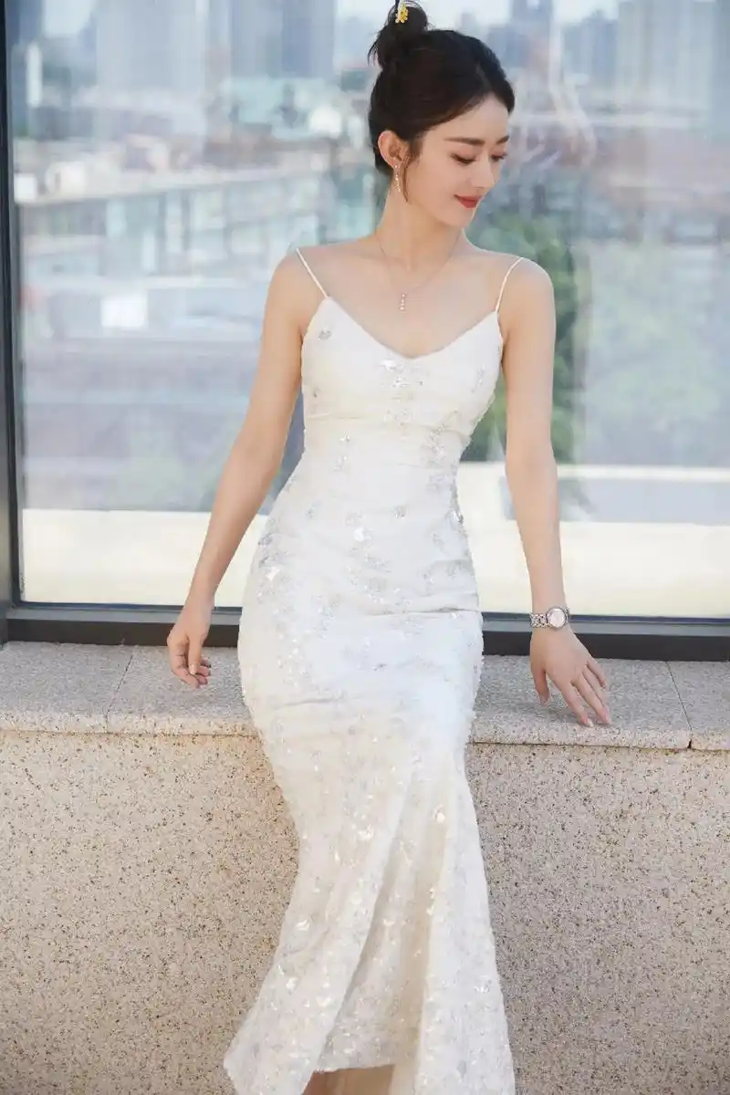 赵丽颖 #赵丽颖白色吊带裙造型 #美到发光 刚刚去微博转了 - 抖音
