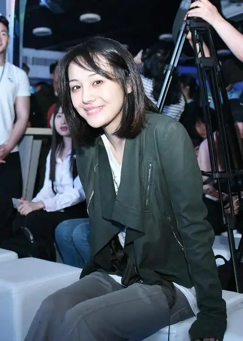 郑爽素颜亮相暴露黑眼圈和痘痘 斗鸡眼宛如憨豆先生搞怪逗趣