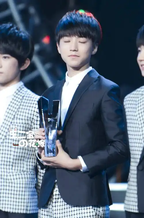 tfboys王俊凯 2015.04.11 第三届音悦v榜年度盛典颁奖现场.