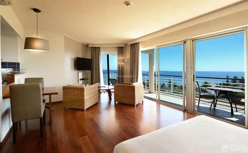 海景别墅室内深棕色木地板装修效果图片