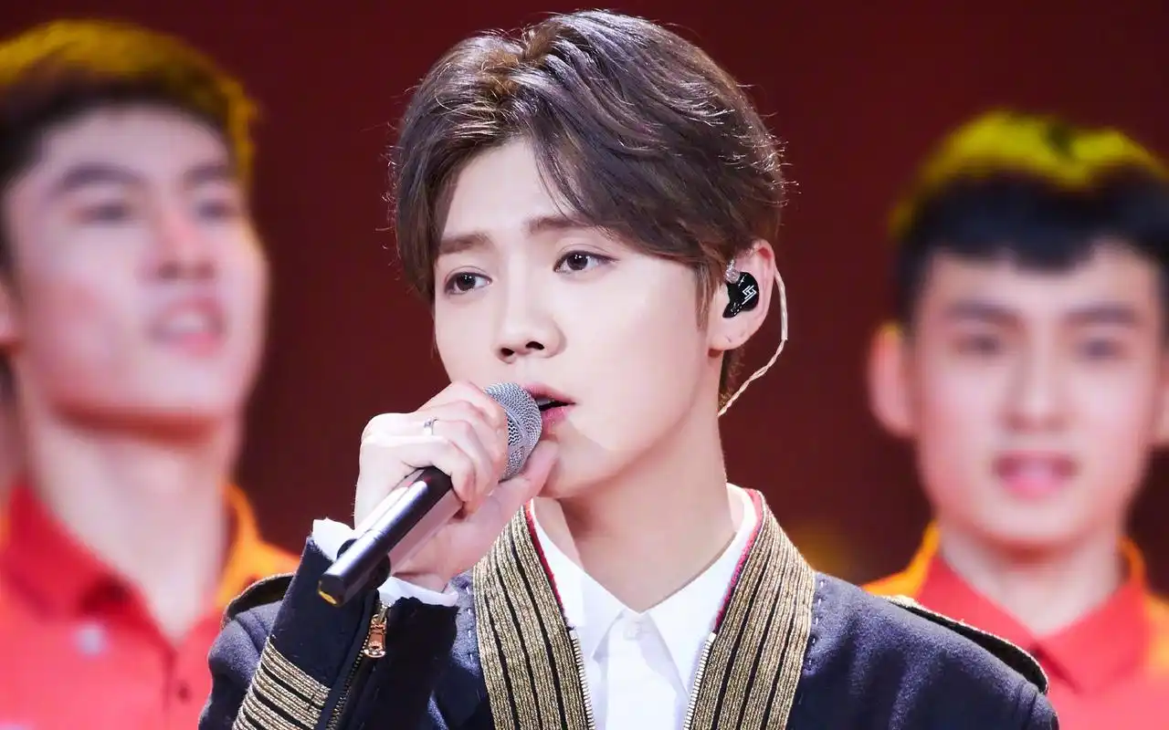 鹿晗精美帅气高清桌面壁纸