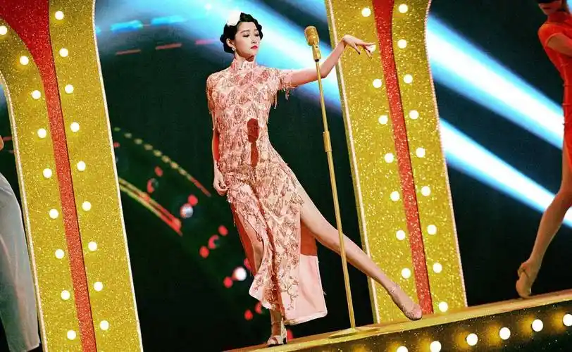 节目中,关晓彤身穿一身浅香槟粉色旗袍在舞台上跳舞,尽显妩媚动人.