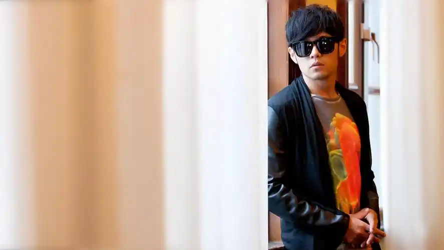 成熟魅力周杰伦壁纸_天王的魅力太帅了