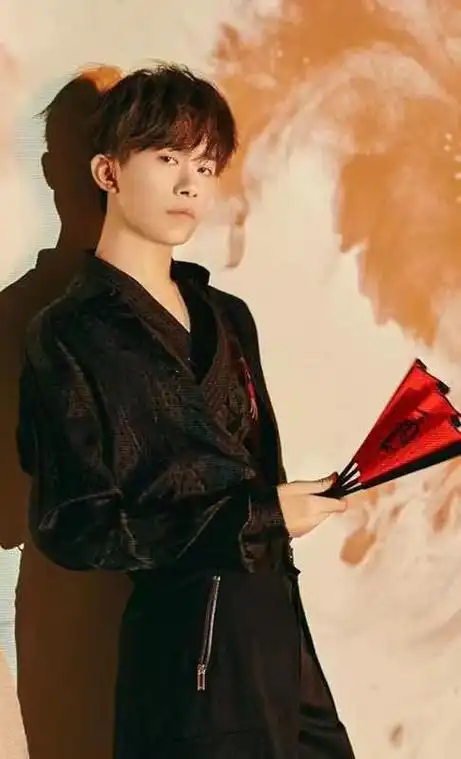 易烊千玺拿着扇子拍侧影衣服上的小饰品让粉丝感动