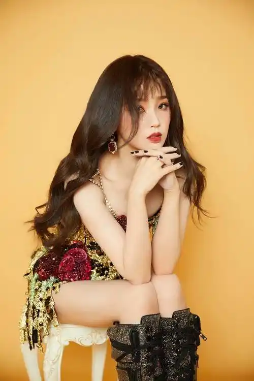 虞书欣肤白貌美太惊艳了!魔鬼身材长腿纤细性感火辣_事业_黑色_写真