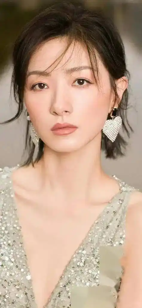 这谁顶得住!万茜女神的写真赏,每一张照片都是她魅力的体现!