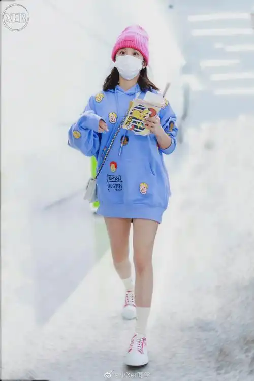 宋雨琦今日机场照一则,身穿卡通人物头像贴布设计连帽卫衣演绎下衣