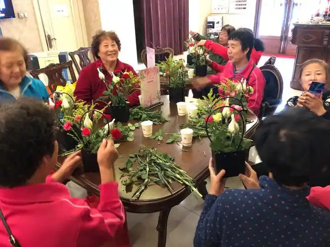 通乡街道工程社区联合光大银行开展"多彩老年生活之插花进我家"活动