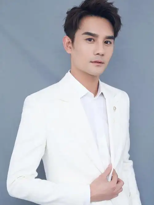 王凯是穿西装的衣架子吧