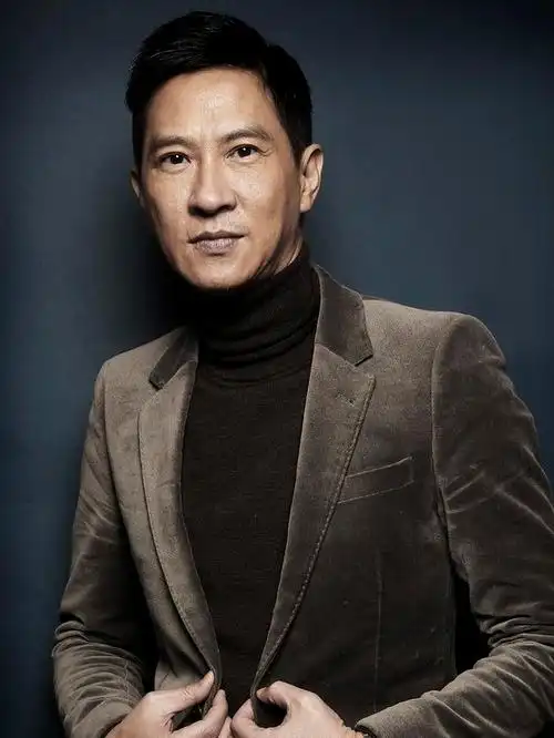 张家辉张家辉,人称"**辉",1967年生于香港,17岁考入香港警队当军装**