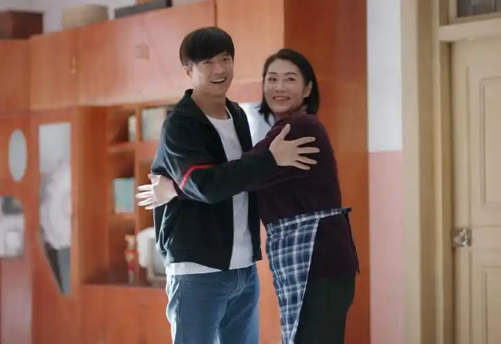 剧中扮嫩的男演员还不止唐曾一个,年龄比他还大两岁的王雨,演的也是