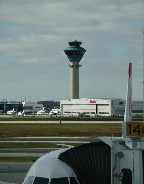 多伦多机场塔台.章泽民摄