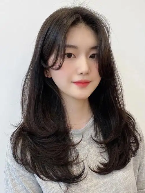 00发型整体层次简单柔和,轮廓层次突出,刘海巨减龄,并且修饰高额头